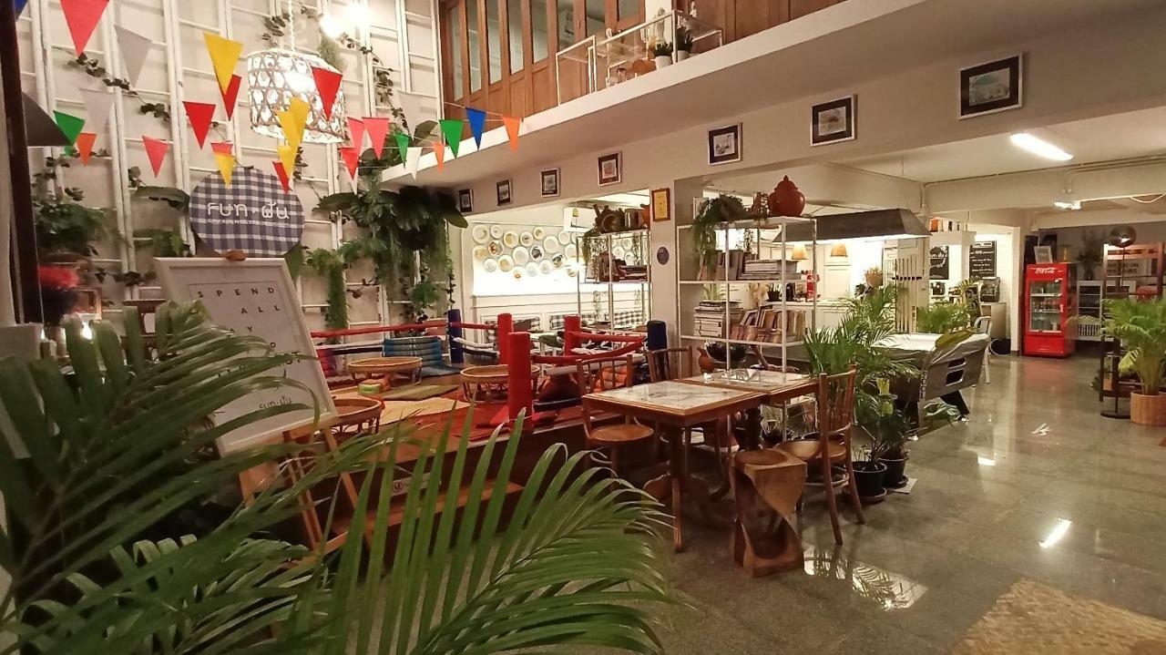 Fun Cafe & Hostel Bangkok Exterior photo